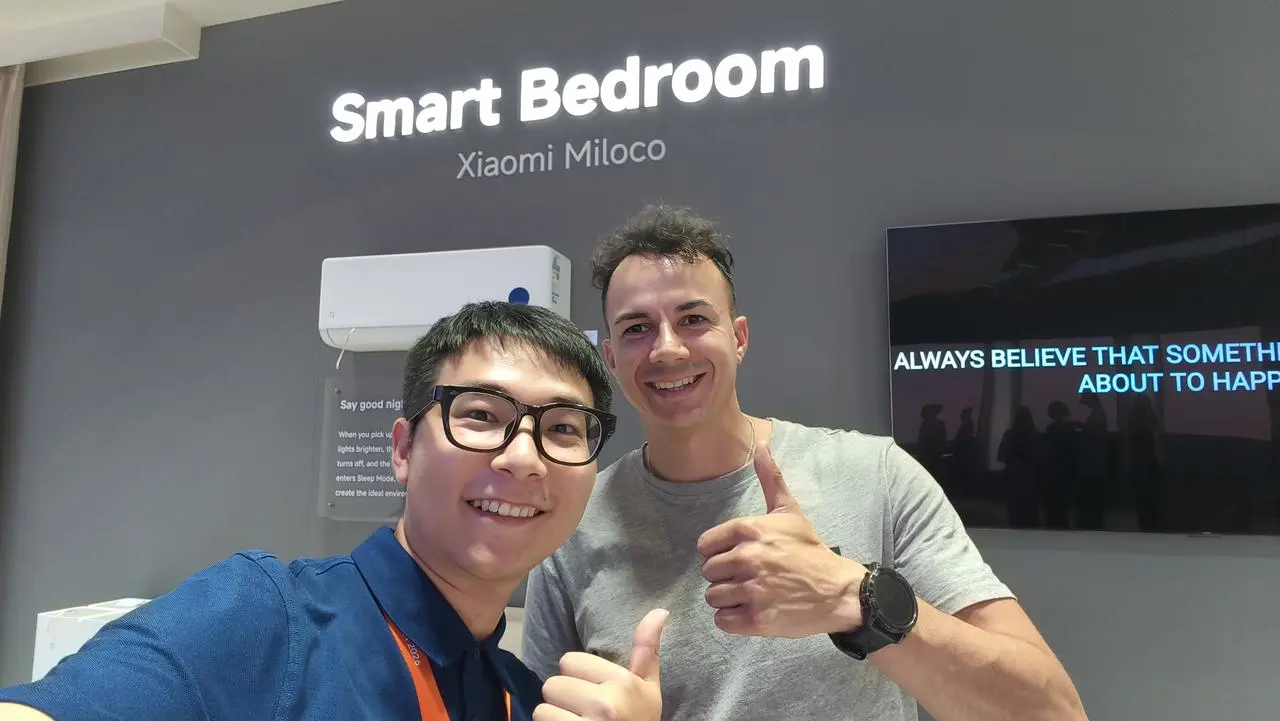 2026 IFA 展会上，我和同事在 Miloco 展区前合影